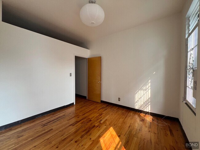 Building Photo - 344 E 9th St