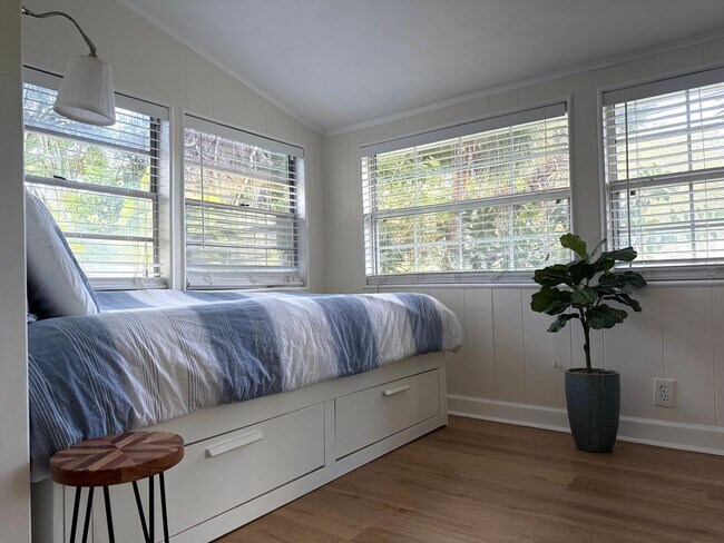 Building Photo - 2 Bedroom 2 Bath Annual Furnished Cottage ...