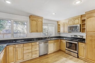Building Photo - Amazing 3bed/1.5bath with Attached Garage in Kirkland!