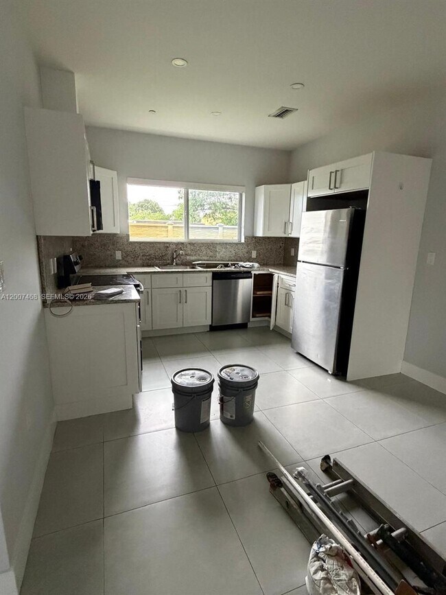 Building Photo - 381 E 50th St