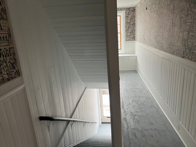 Entry from street. Large landing. - 58 Albany St