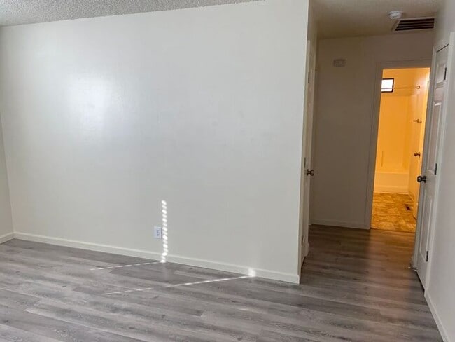 Building Photo - Reno Duplex - 1 Pet Friendly, Garage, Dish...