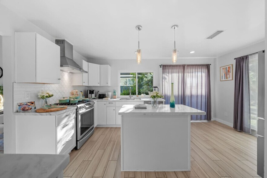 Building Photo - 9737 Benavente Pl