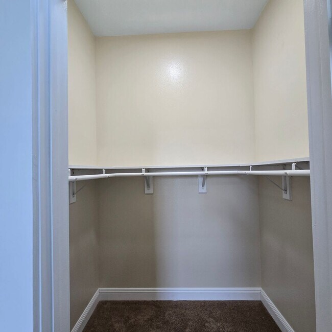 Building Photo - 1818 B Elvin - Move in Ready!!