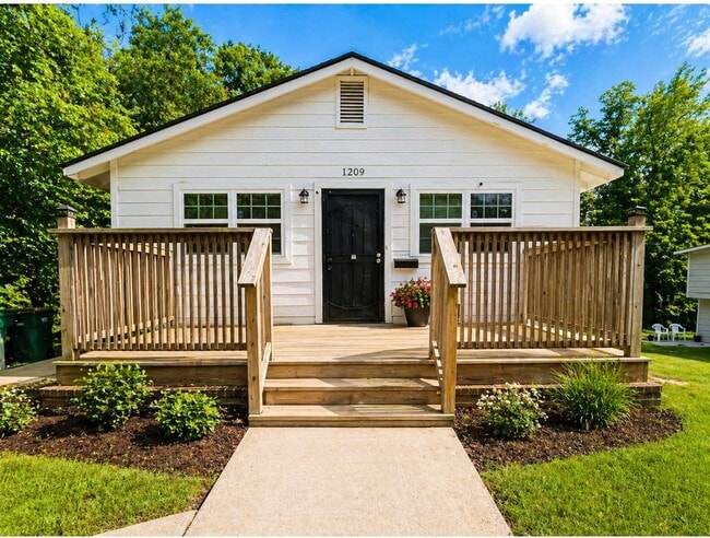 Building Photo - 1209 W 22nd St