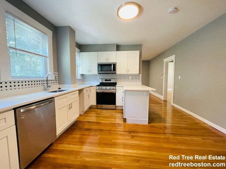 Building Photo - 187 Fellsway W