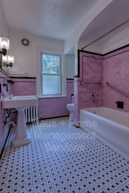Building Photo - 544 James St