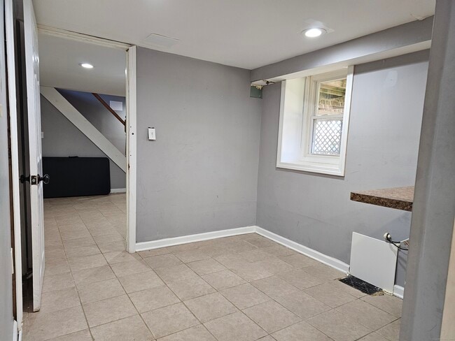 Building Photo - 11 Brookfield Dr