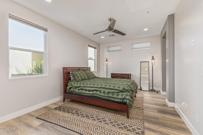 Building Photo - 2315 E Pinchot Ave