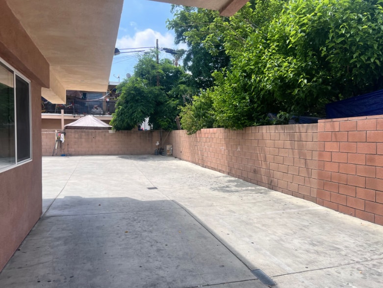 Building Photo - 6829 Simpson Ave