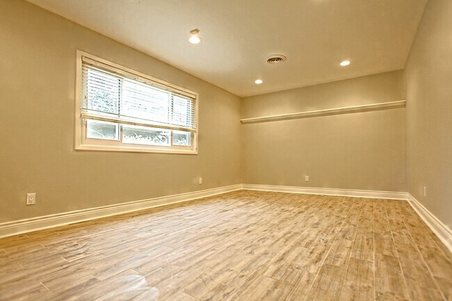 Building Photo - 6123 Reamer St