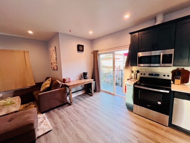 Building Photo - 663 1st Ln
