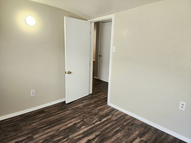 Building Photo - 905/907 N Ave K - duplex