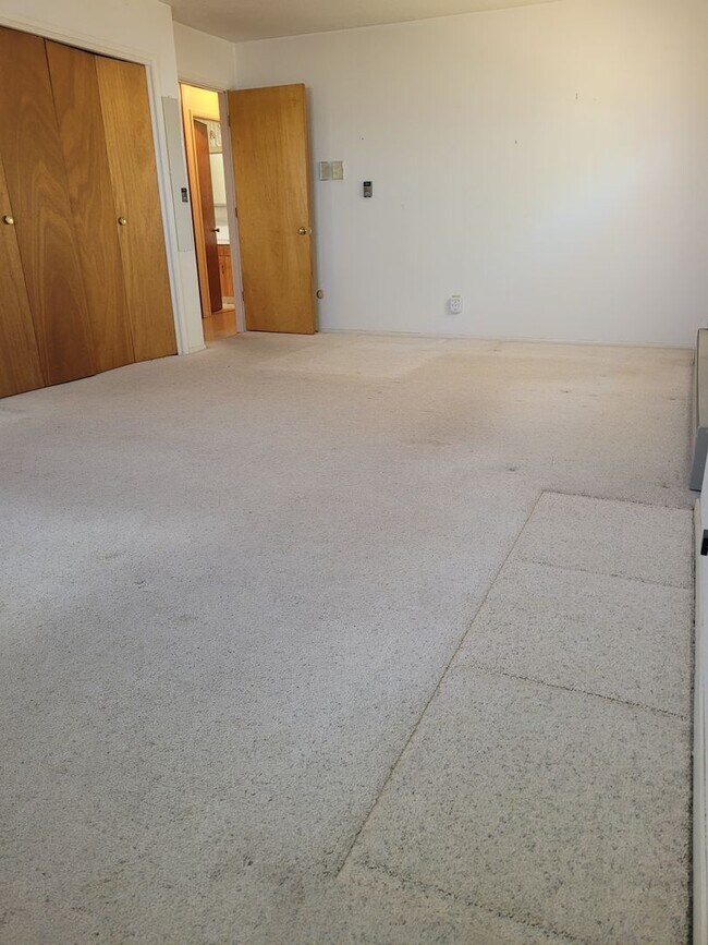 Building Photo - Large 3 Bedroom, 2 Bath Home