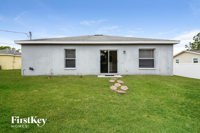 Building Photo - 2758 Parrot St