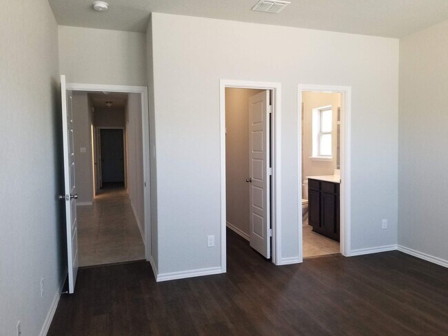Building Photo - Gorgeous 1 story 4 bedroom Rental!