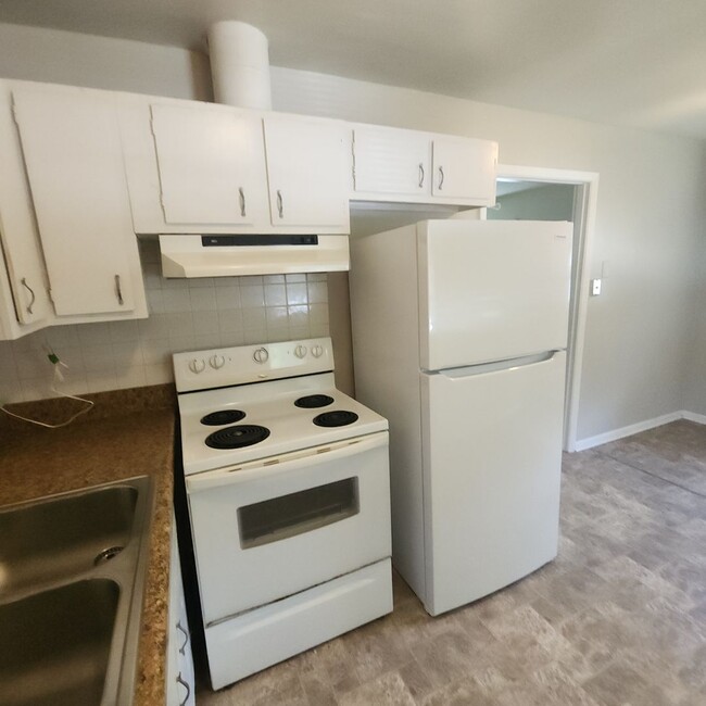 Building Photo - Small 2 Bedroom, 1 Bath House FOR RENT in ...