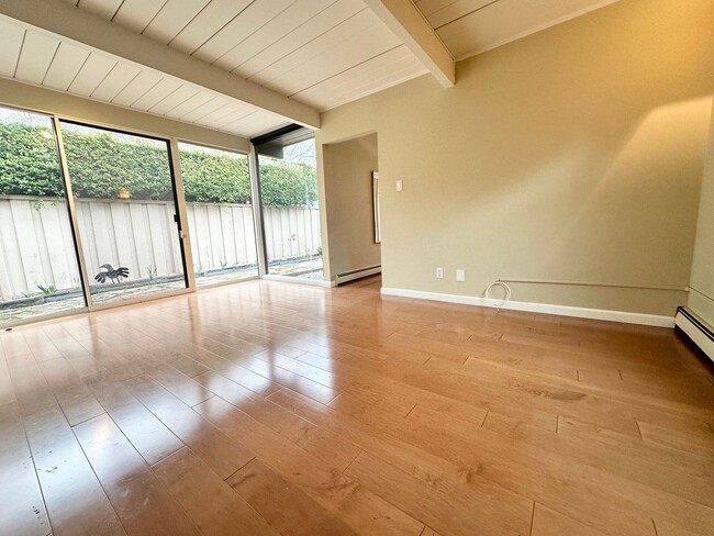 Building Photo - Modern 3 Bed 2 Bath Eichler in North Palo ...