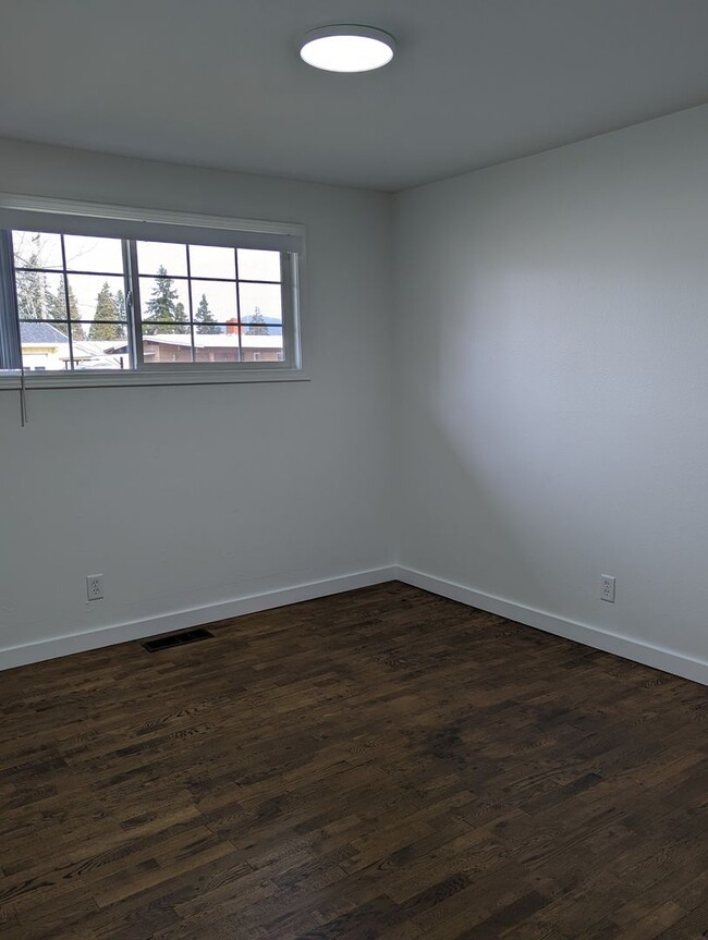 Building Photo - Beautiful 3-Bedroom, 2-Bath Home With Larg...