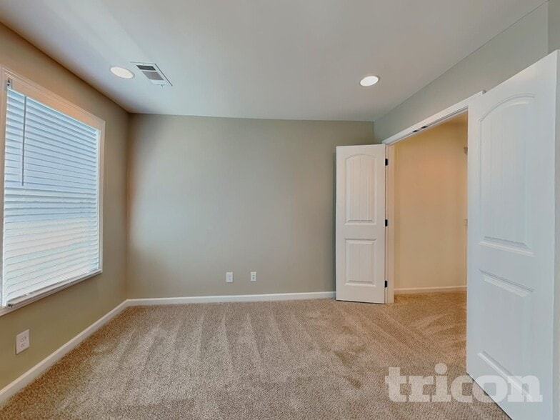 Building Photo - 220 Signature Pl