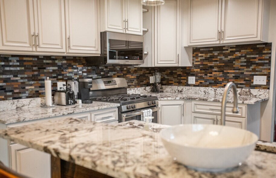 Building Photo - 1285 Parkway Ave