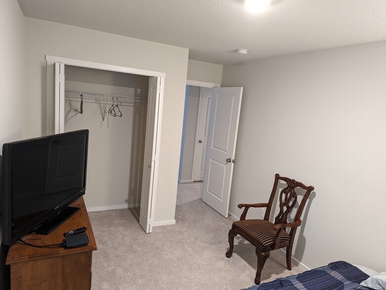 Building Photo - 1403 SW 5th St