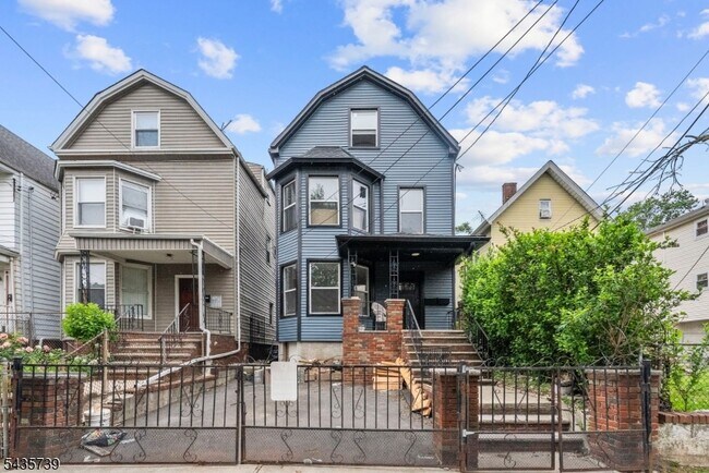 Building Photo - 318 N 7th St