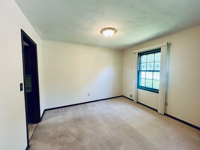 Building Photo - {12119} Spacious Home in Fantastic Locatio...