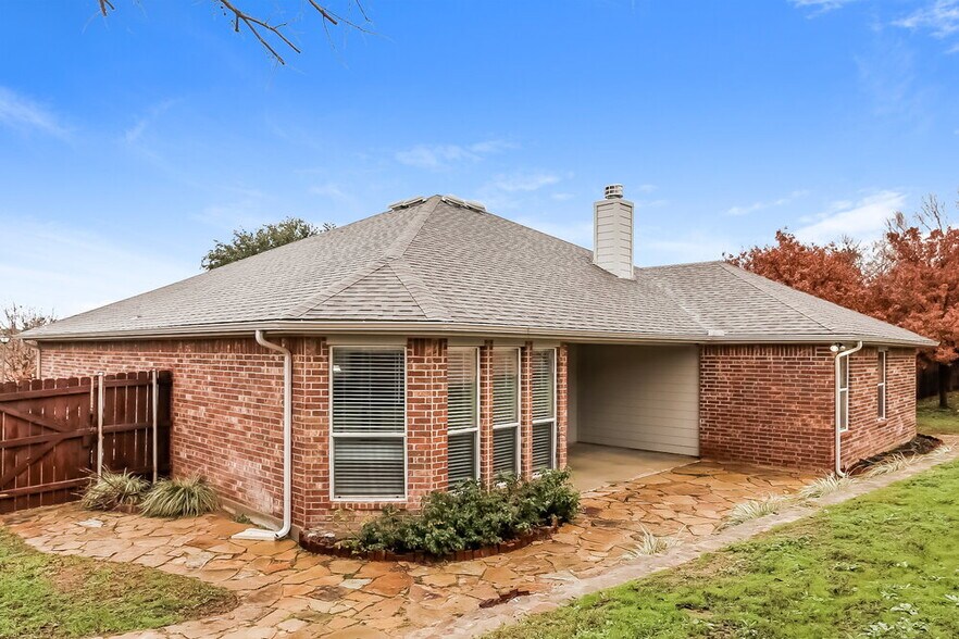 Building Photo - 207 Carriage Dr