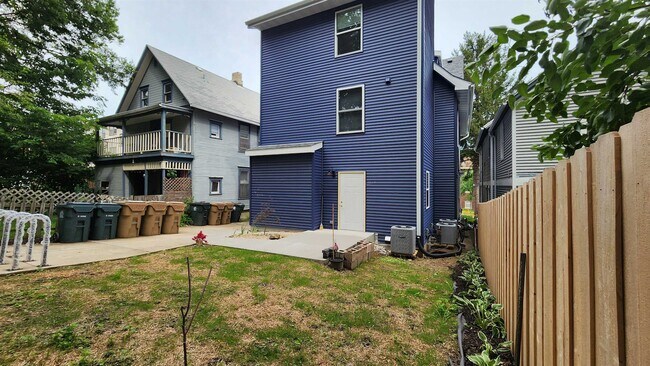 Building Photo - 908 E Gorham St