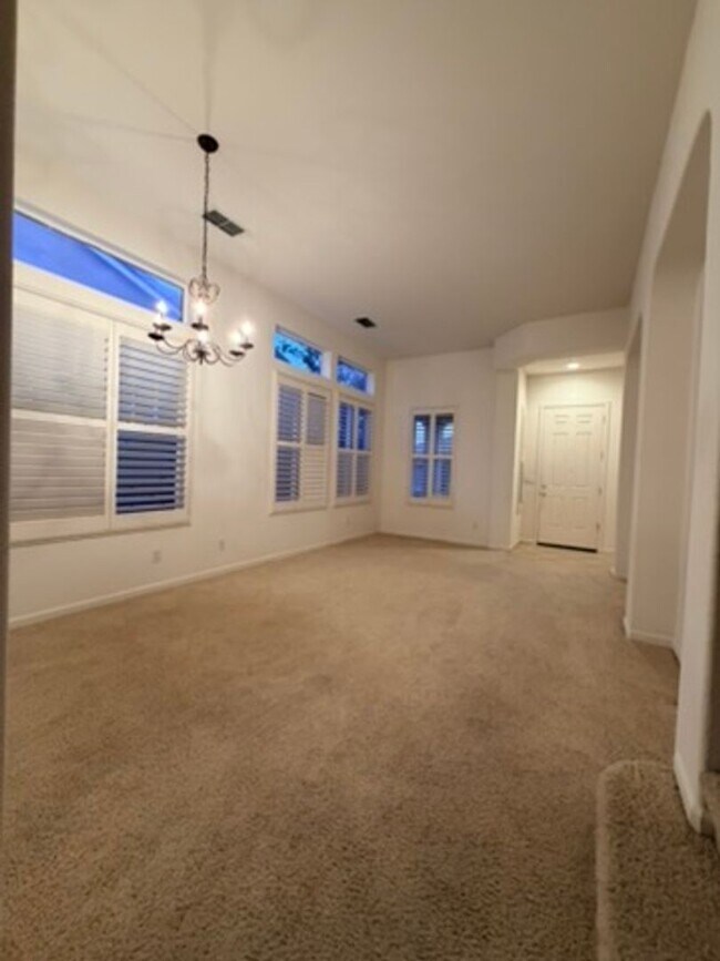 Building Photo - Bright & Spacious 4BD/3BA Home with Downstairs Bed/Bath in Elk Grove