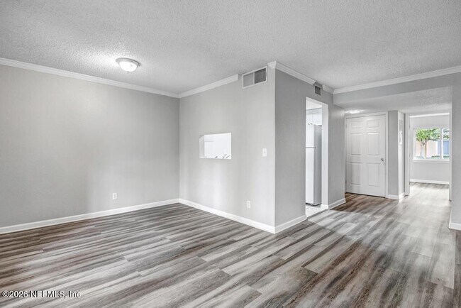 Building Photo - 3906 Mission Dr