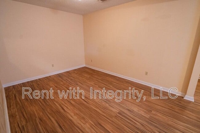 Building Photo - 1500 Twin Lakes Cir