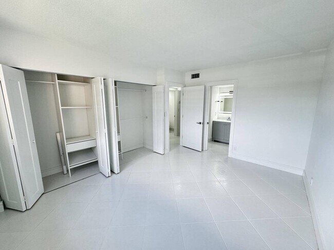 Building Photo - 100 Royal Palm Way