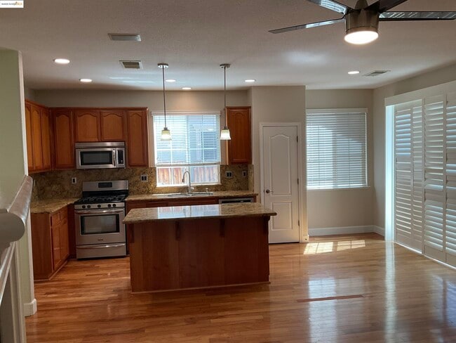 Building Photo - 5249 Sungrove Way