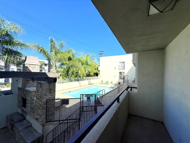 Building Photo - Fantastic Spacious 2 bed 2 bath condo in prime Sherman Oaks - Studio City with Pool and Gym!