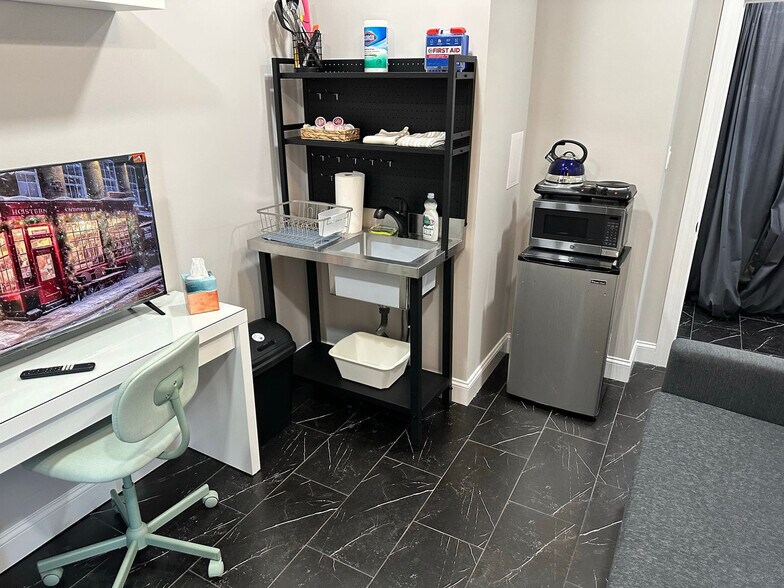 Building Photo - 717 Lancaster Ave