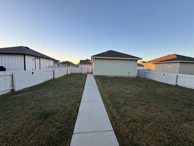 Building Photo - Bright & Spacious 3 Bedroom Home with Garage in Kyle