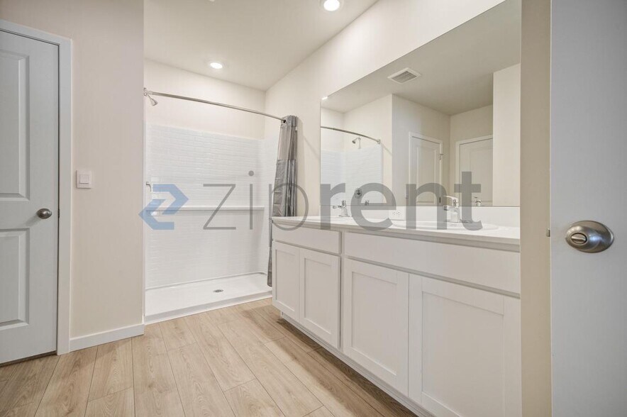 Building Photo - 707 NW 2nd Ln