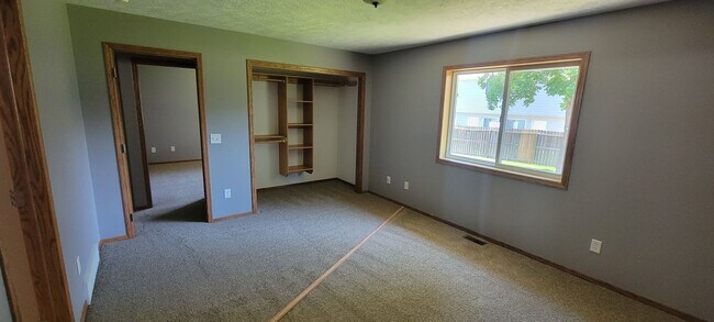 Building Photo - Spacious West Sioux Falls Twinhome with Great Location - Snow and Lawncare Included!!!