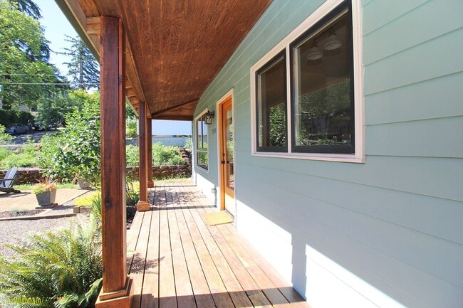 Building Photo - Beautifully Remodeled 2 Bedroom Collins Vi...