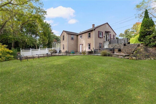 Building Photo - 61 School St