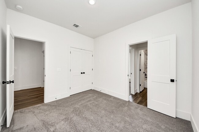 Building Photo - 879 Rachel St