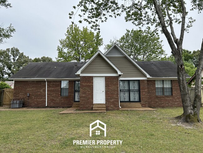 Building Photo - Stunning 3BR/2BA in Southeast Memphis | Vaulted Ceilings & Floor-to-Ceiling Fireplace