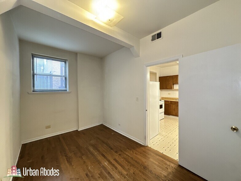 Building Photo - 3147 W Medill Ave