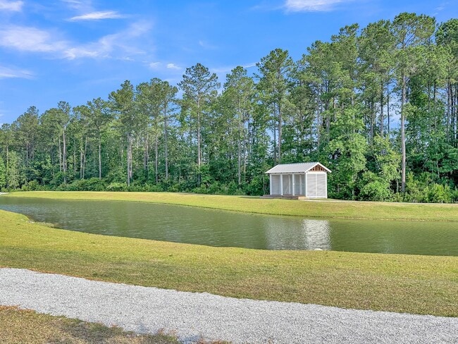 Building Photo - 3 Bedroom 2.5 Bath Located in Pine Hills in Summerville