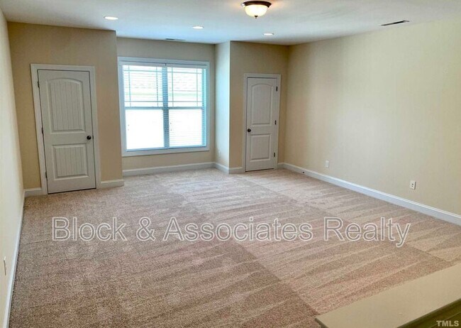 Building Photo - 706 Weavers Ridge Dr