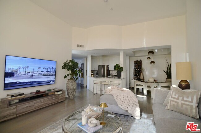 Primary Photo - 5703 Laurel Canyon Blvd