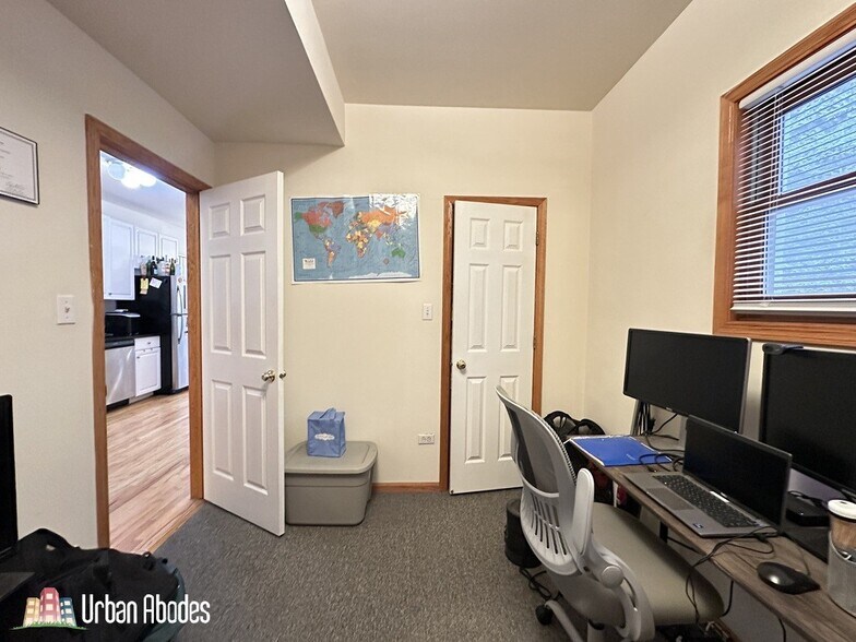 Building Photo - 920 N Paulina St