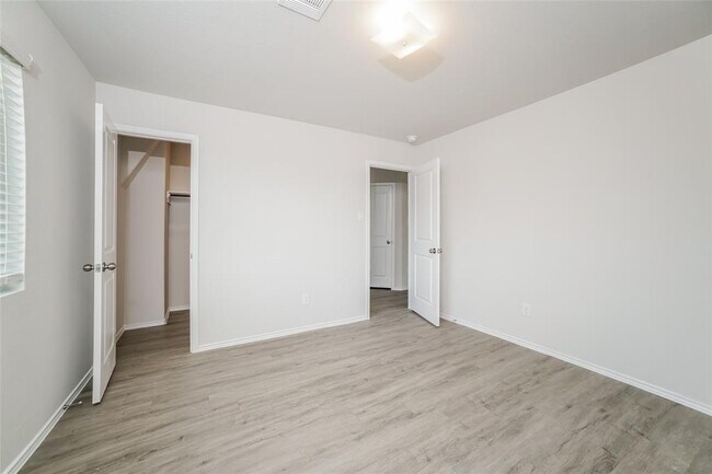Building Photo - 304 Fallow Deer Dr